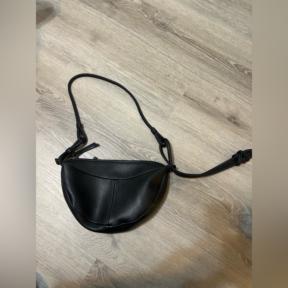 Banana republic vegan shoulder/xbody bag